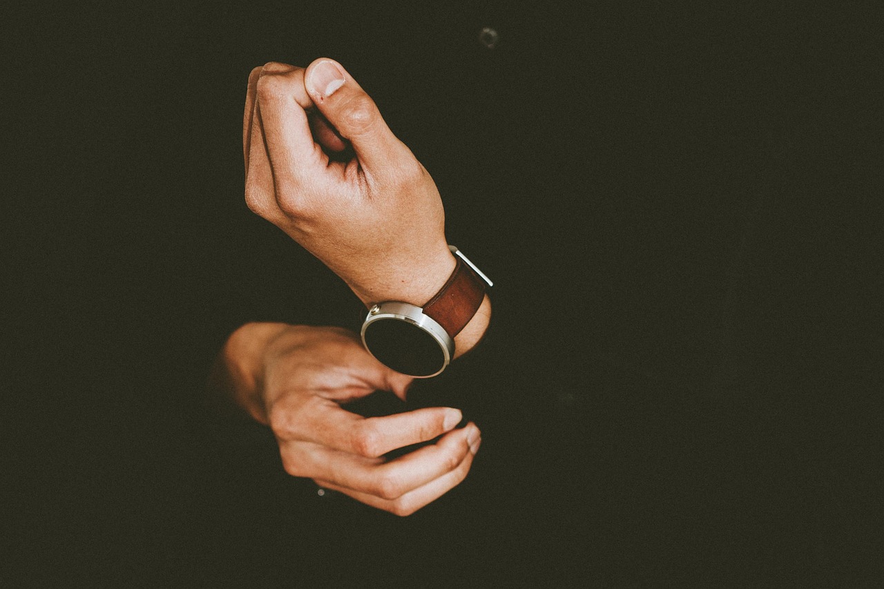 アクセサリーの会社別付け方マナーとは？