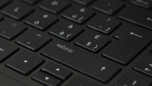 web会議での上半身の服装マナーはどうすれば良い？